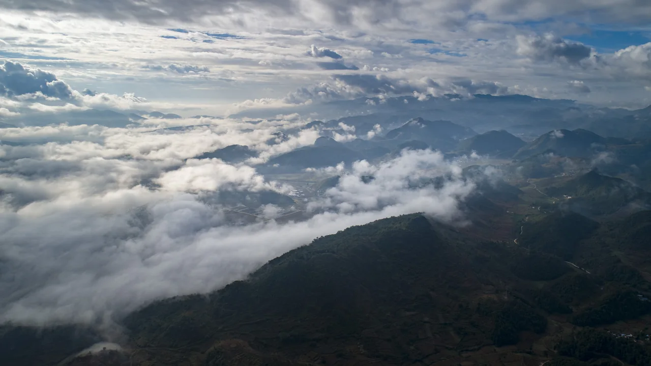 云海掠过滇西群山