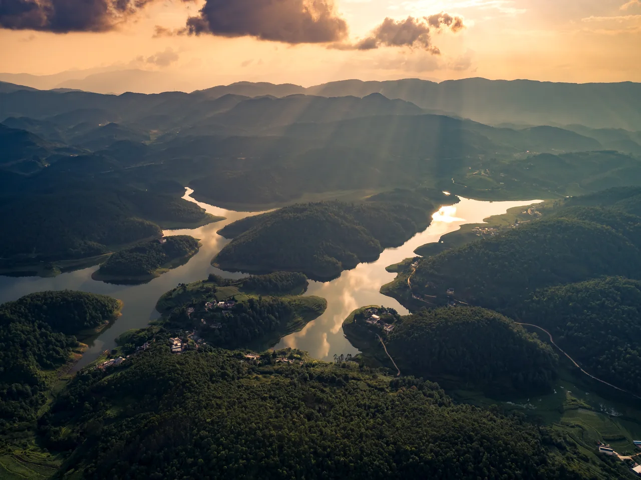 夕阳照亮群山间的水库