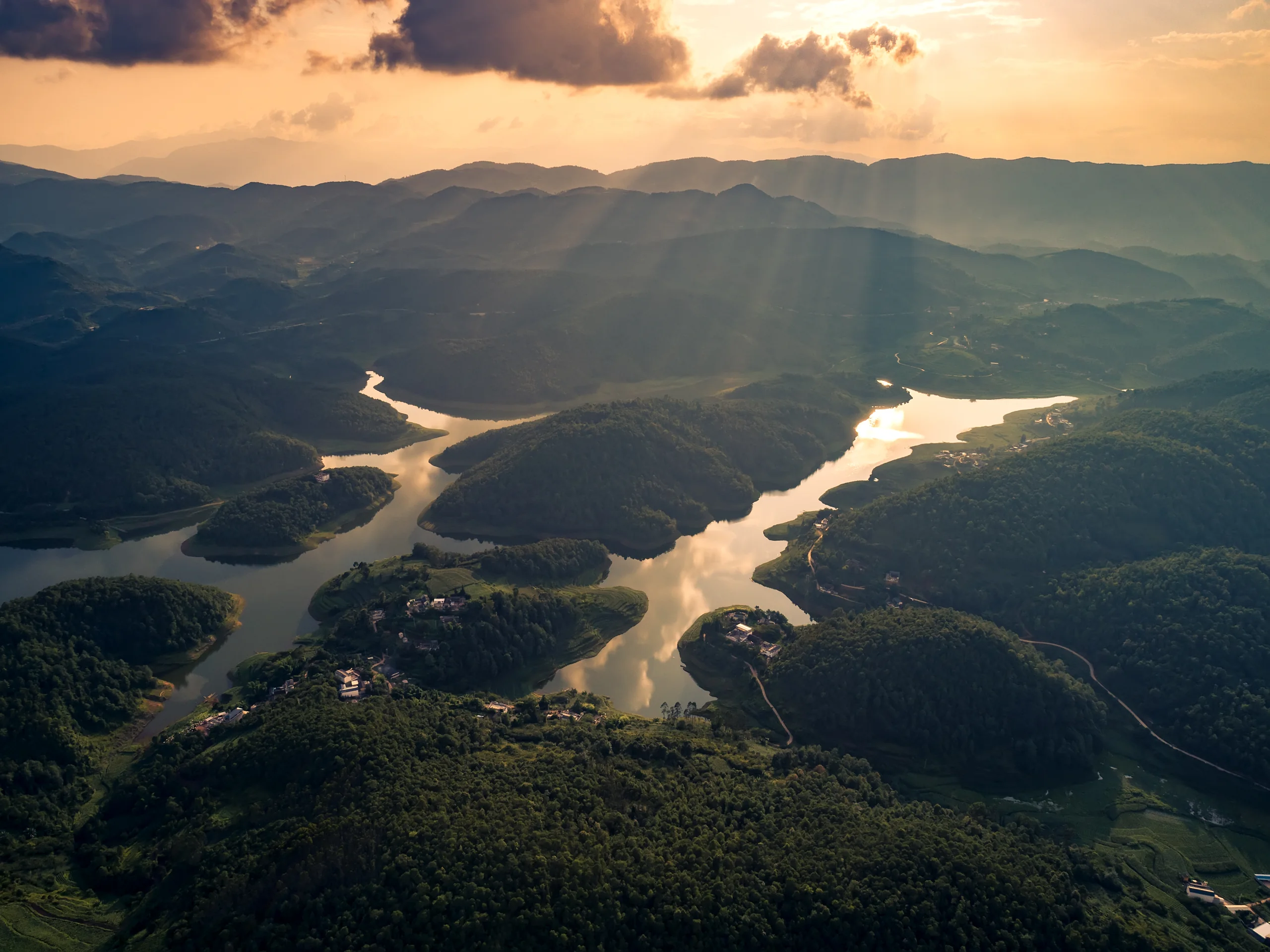 夕阳照亮群山间的水库