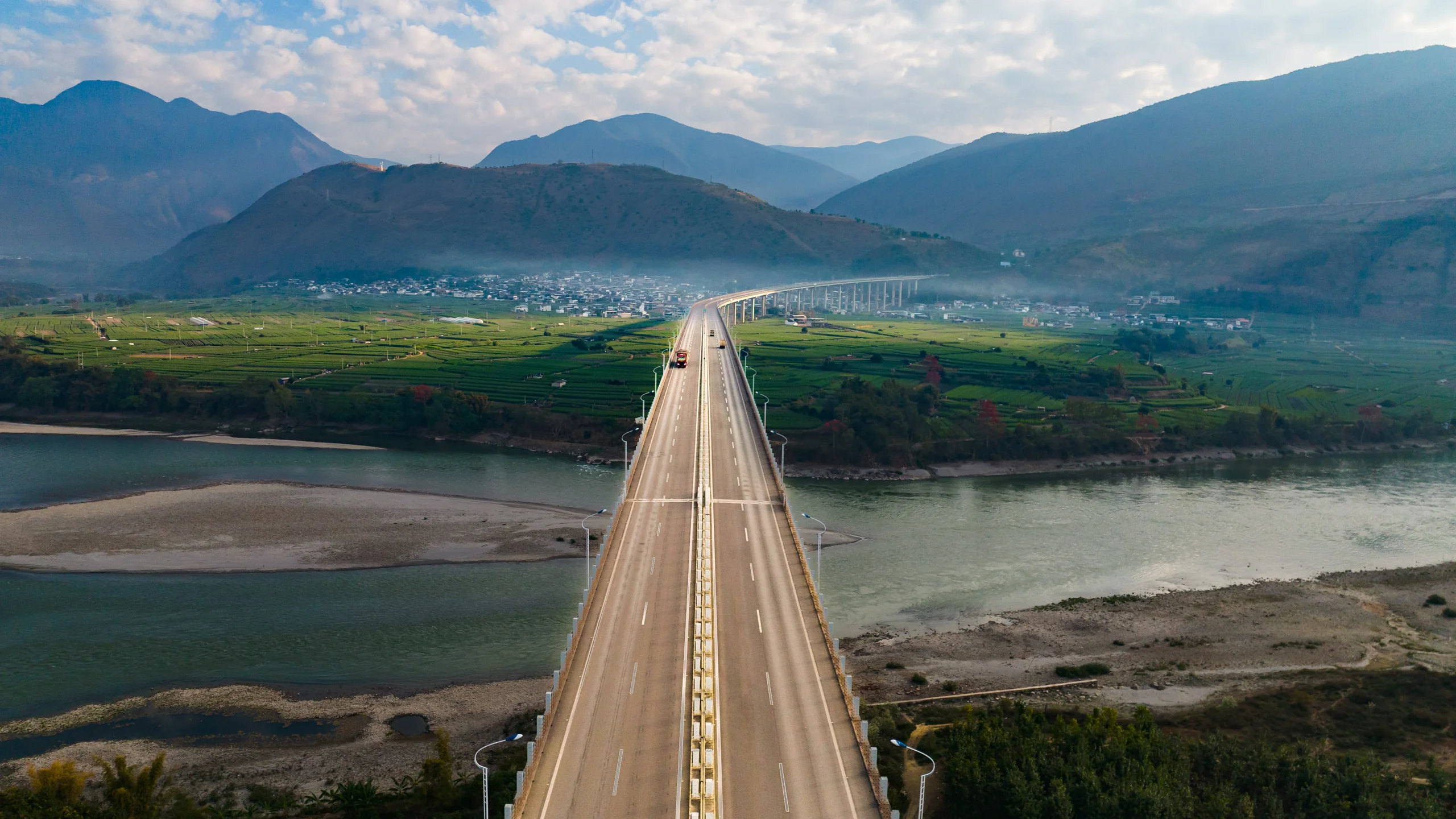公路桥穿过河谷与群山
